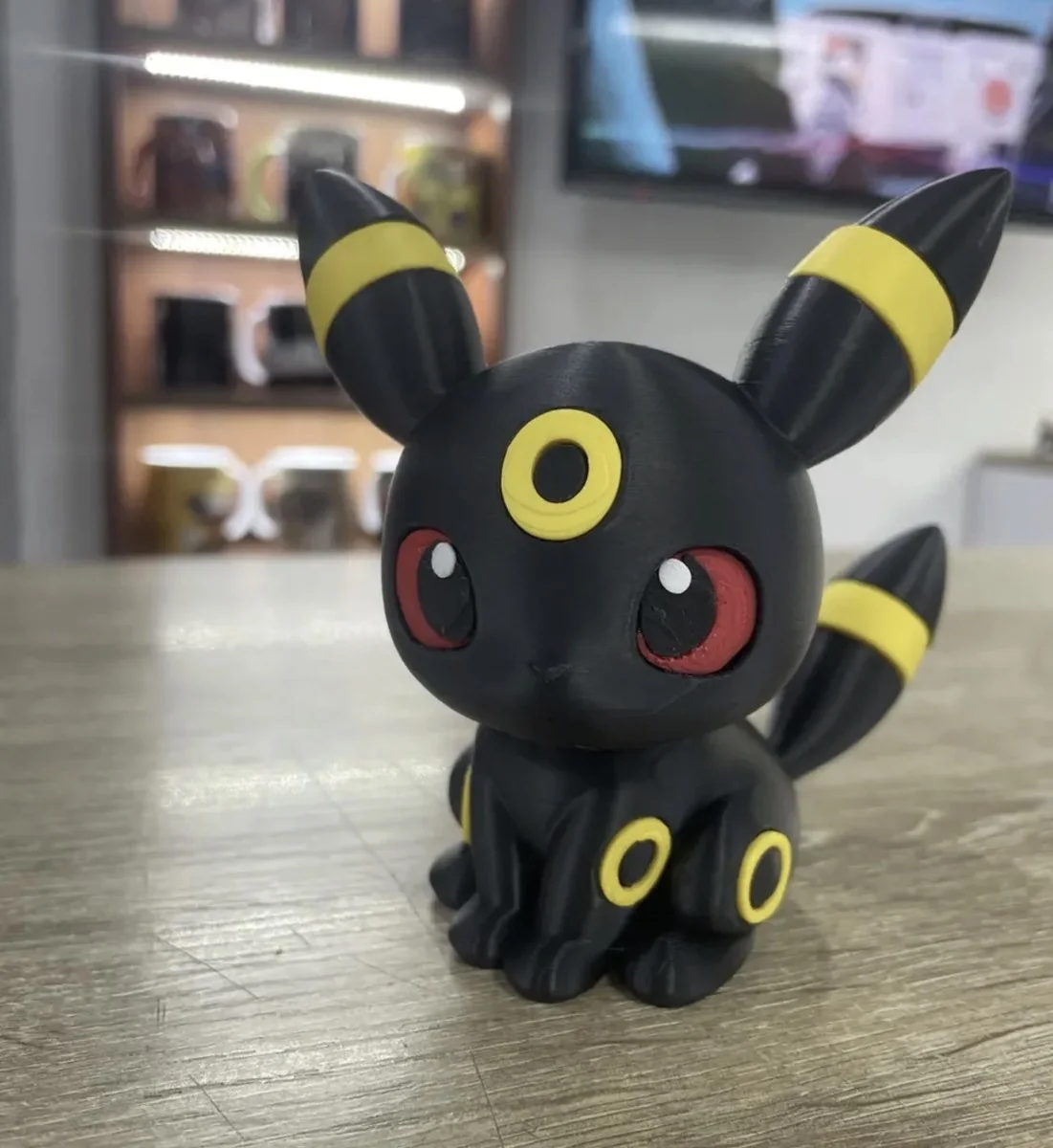 Figura 3D de personaje negro y amarillo